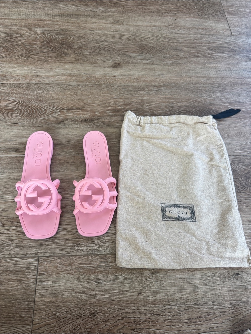 Gucci Pastel Pink Interlocking G Slide rubber Sandal
EU size 38 - Picture 2 of 5